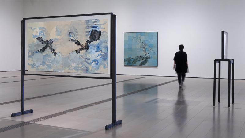 Vista de sala de la exposición "Ellen Gallagher with Edgar Cleijne: A law… a blueprint… a scale". Centro Botín, 2022