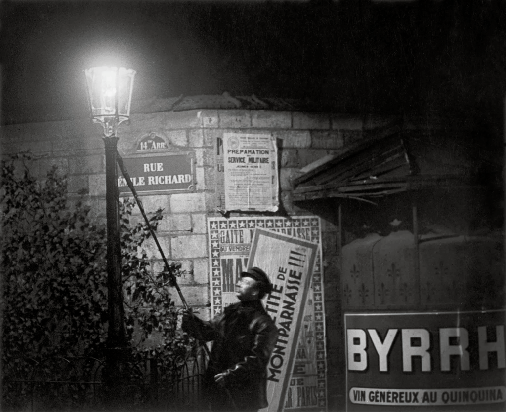 Brassaï. Extinguishing a Streetlight, rue Émile Richard, hacia 1932. © Estate Brassaï Succession, París