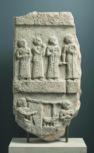 Estela de la música, 2140-2110 a.C. Tello, Irak. © RMN-Grand Palais, Musée du Louvre. Foto: Mathieu Rabeau