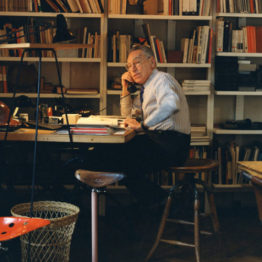 Achille Castiglione en su estudio, 1995. Fotografía: G. Widmer.