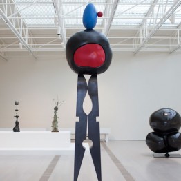 Vista de sala de la exposición "Joan Miró: Esculturas 1928-1982" en el Centro Botín