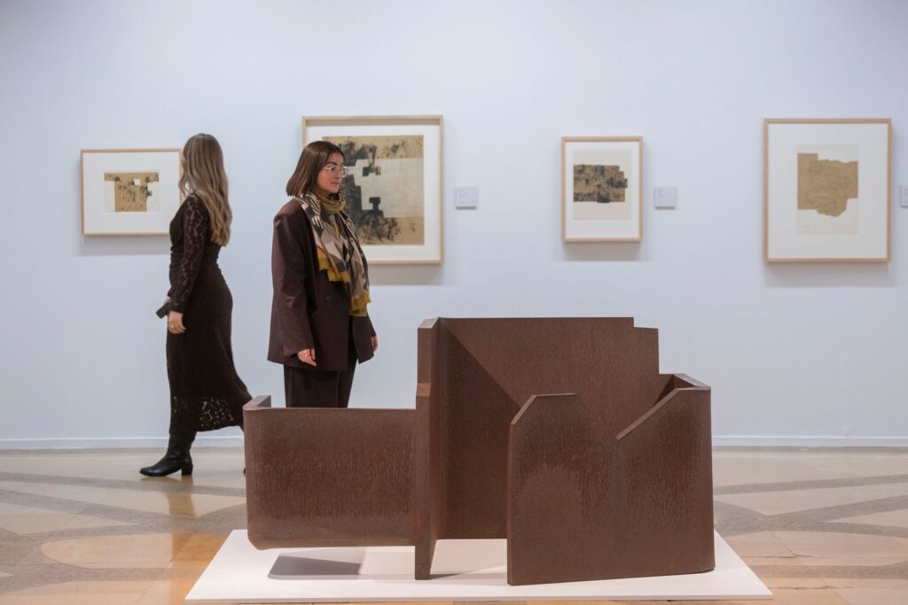 Eduardo chillida. Soñar el espacio. Lonja de Zaragoza. Fotografía: Chus Marchador. Cortesía de Fundación Ibercaja