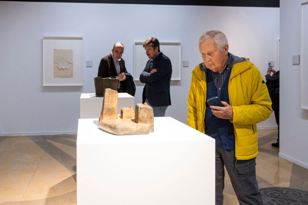 Eduardo chillida. Soñar el espacio. Lonja de Zaragoza. Fotografía: Chus Marchador. Cortesía de Fundación Ibercaja