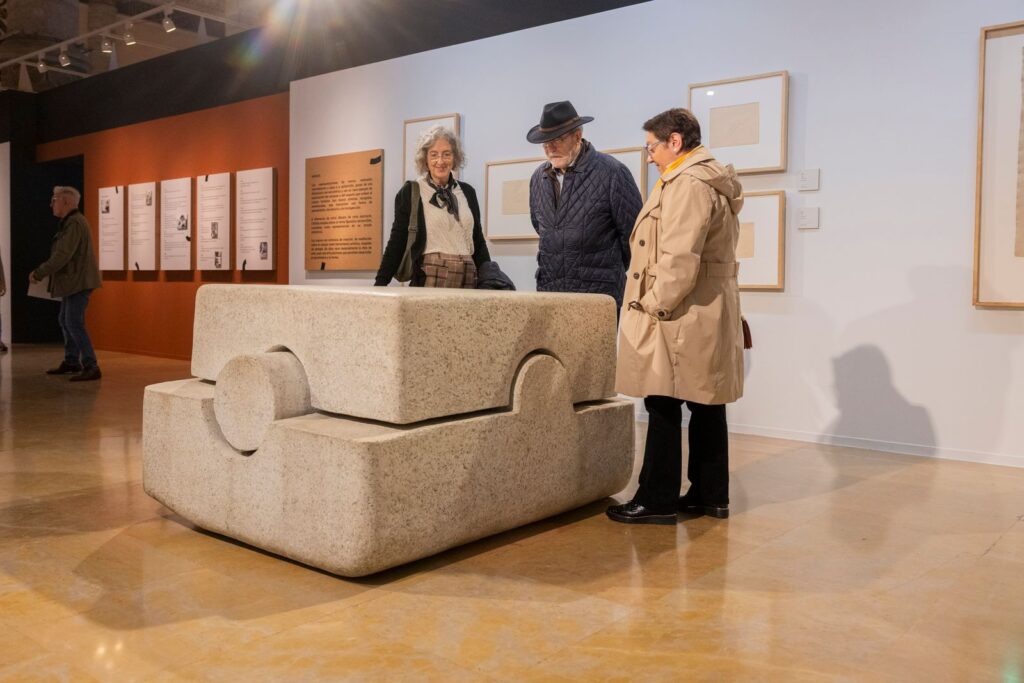 Eduardo chillida. Soñar el espacio. Lonja de Zaragoza. Fotografía: Chus Marchador. Cortesía de Fundación Ibercaja