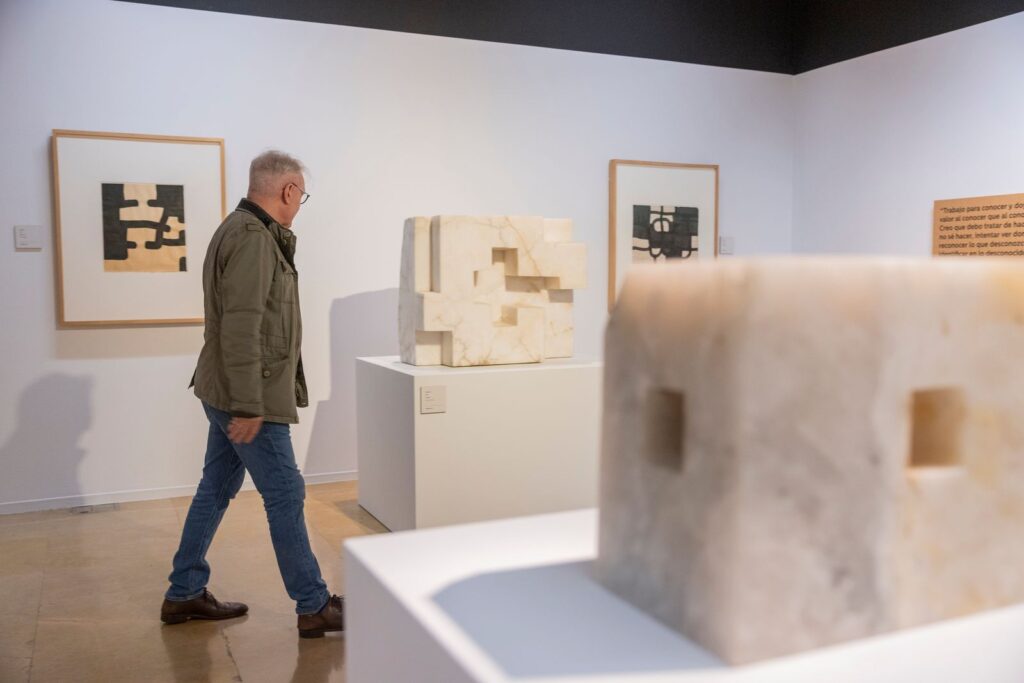 Eduardo chillida. Soñar el espacio. Lonja de Zaragoza. Fotografía: Chus Marchador. Cortesía de Fundación Ibercaja