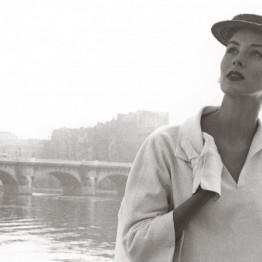 Louise Dahl-Wolfe. Suzy Parker en el Sena, traje de Balenciaga. París, Francia, 1953 © Louise Dahl-Wolfe, 1989