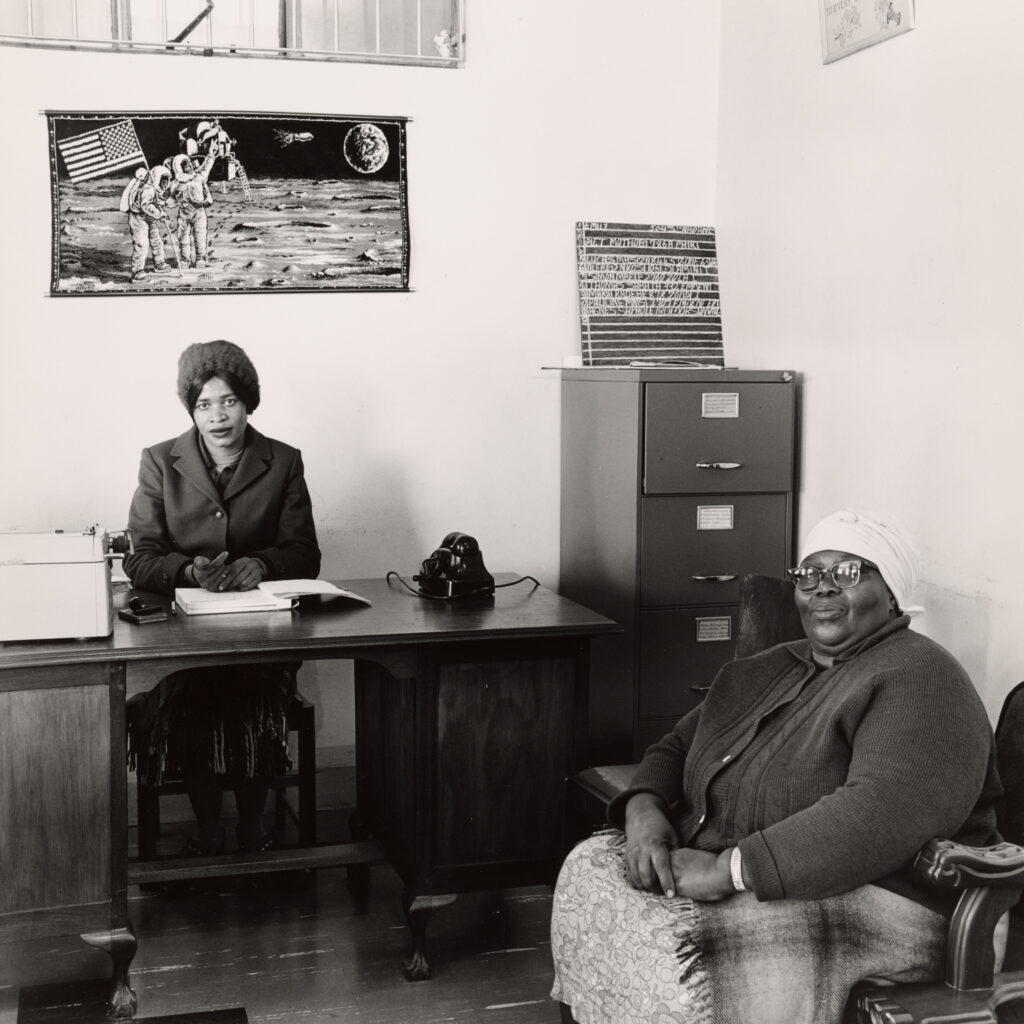 David Goldblatt. En la oficina de la funeraria, Orlando West, Soweto, 1972. The Art Institute of Chicago, donación prometida de Cecily Cameron y Derek Schrier 