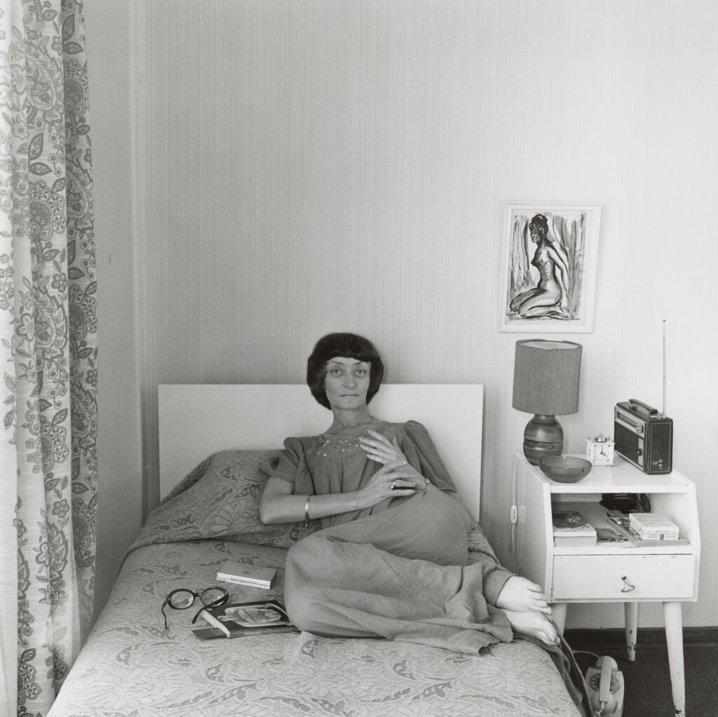 David Goldblatt. Sylvia Gibbert en su apartamento, Melrose, Johannesburgo, 1974. The Art Institute of Chicago, donación prometida de Cecily Cameron y Derek Schrier