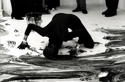 Janine Antoni Documentation of the performance Loving Care, 1993 © Courtesy of the artist and Luhring Augustine, New York. Foto: Prudence Cumming Associates