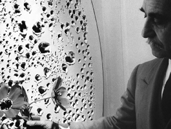 Lucio Fontana durante la inauguración de una de sus exposiciones en la Galerie Iris Clert de París, en 1964. Fotografía: Shunk-Kender  © Roy Lichtenstein Foundation