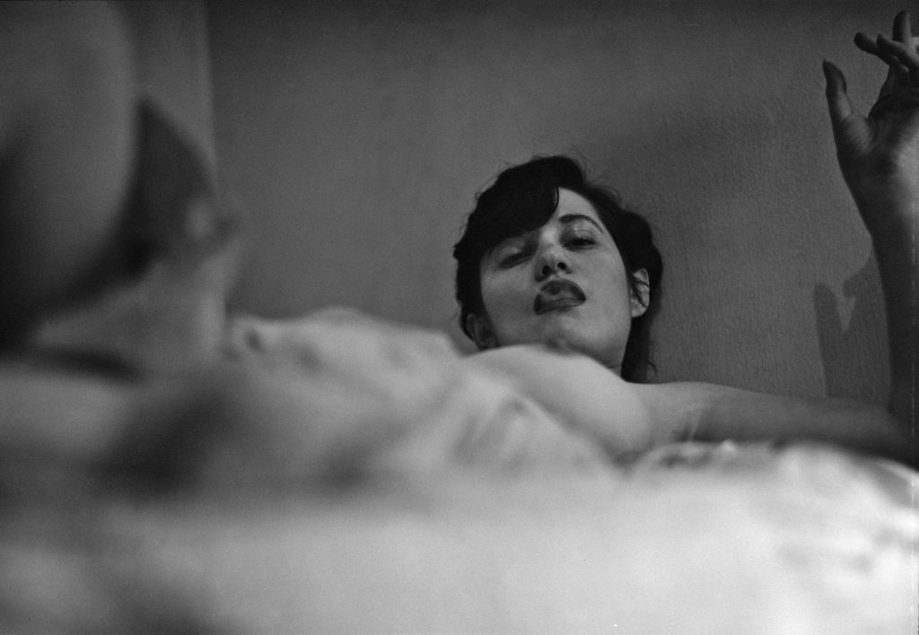 Saul Leiter. Fay Smoking, 1946. Cortesía de la Gallery FIFTY ONE