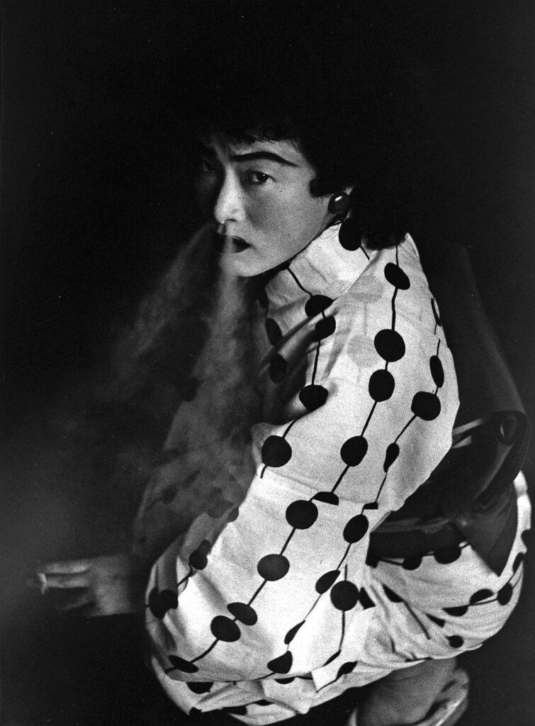 Shomei Tomatsu. Prostituta, Nagoya, 1958. Colección José Luis Soler Vila, Valencia © Shomei Tomatsu – INTERFACE / Cortesía de Taka Ishii Gallery Photography/ Film