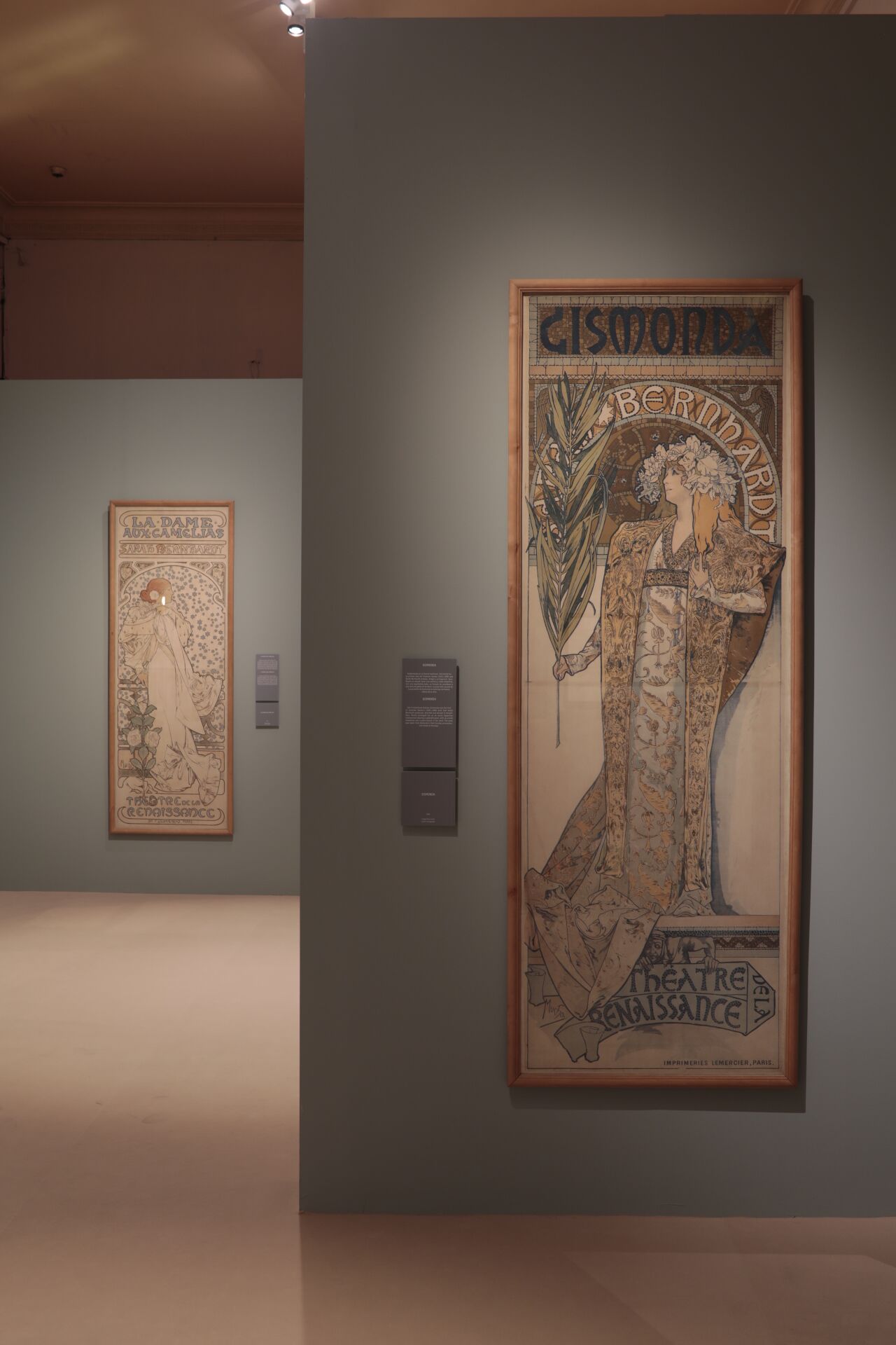 Vista de la exposición y de uno de los carteles de Sarah Bernhardt. ©Jesús Varillas. Cortesía Arthemisia