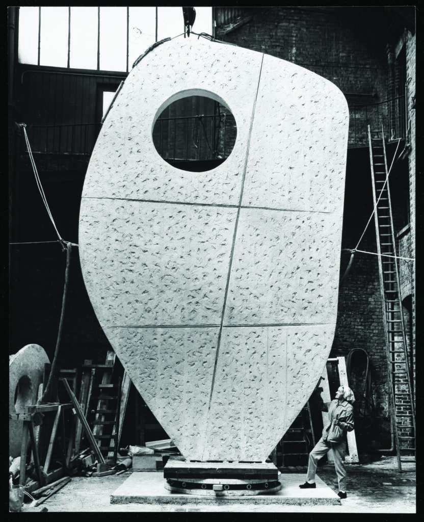 Barbara Hepworth con el prototipo en yeso de Single Form en la fundación Morris Singer, 1963. Fotografía: Morgan-Wells