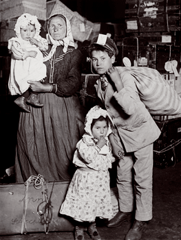 Lewis Hine Familia italiana buscando equipaje perdido, isla de Ellis, 1905 ©Colección George Eastman House, 2012
