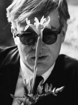 Dennis Hopper. Andy Warhol (con flor), Los Angeles, 1963. © The Dennis Hopper Art Trust