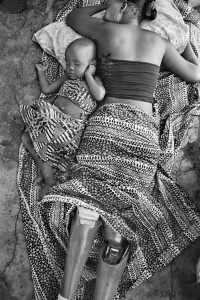 Gervasio Sánchez. Sofía Elface Fumo, víctima de una mina antipersona, duerme junto a su hija Alia Massaca (Mozambique), 2007