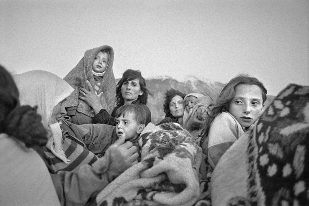 Gervasio Sánchez. Refugiados albanokosovares se protegen del frío Kubes (Albania), 1999