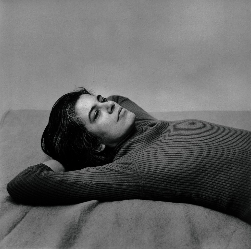 Peter Hujar. Retrato de Susan Sontag tumbada, 1975. 