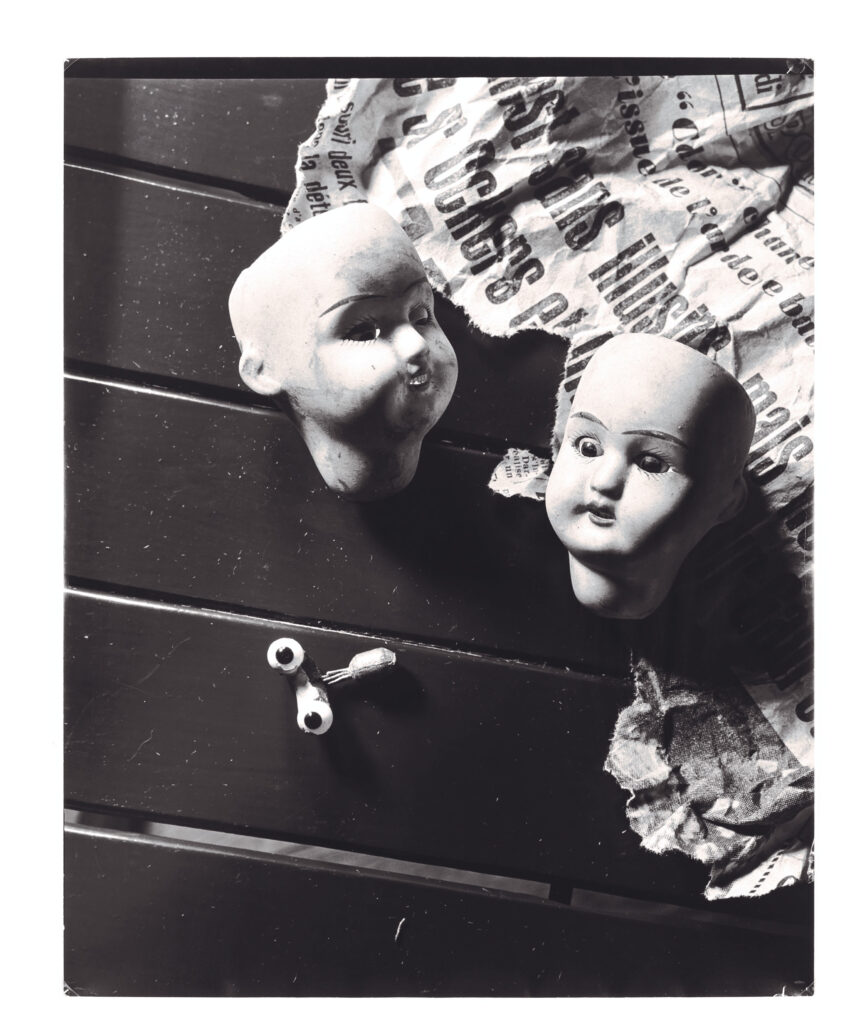 Ilse Bing. Sin ilusión, mercadillo, París, 1957. Colección de Michael Mattis y Judith Hochberg, Nueva York © Estate of Ilse Bing