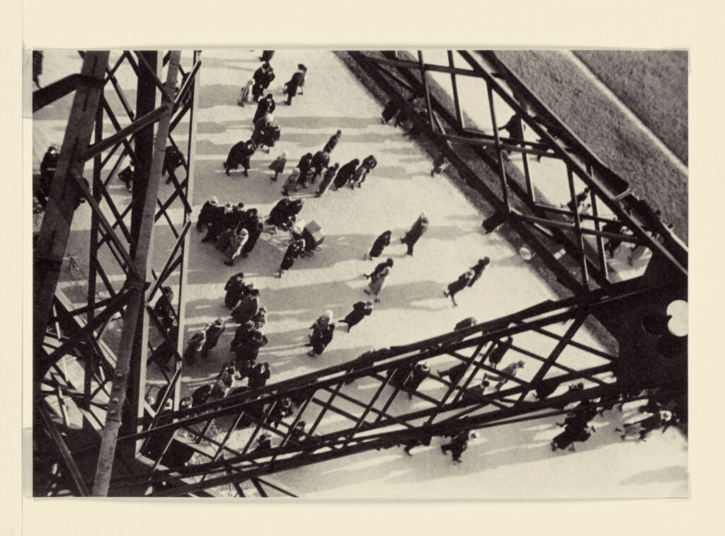 Ilse Bing. Campo de Marte desde la Torre Eiffel, 1931. Colección de Michael Mattis y Judith Hochberg, Nueva York © Estate of Ilse Bing 