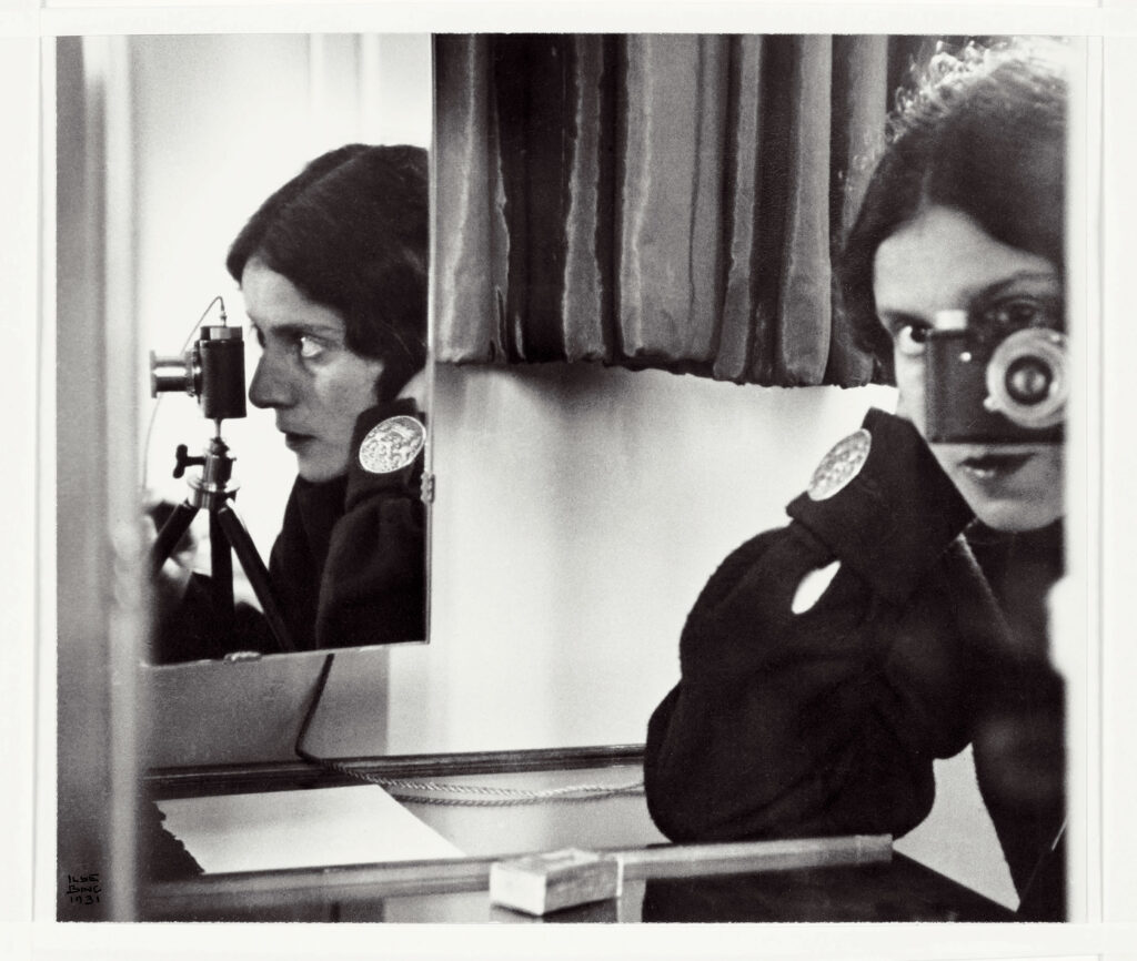 Ilse Bing. Autorretrato con Leica, 1931. Colección de Michael Mattis y Judith Hochberg, Nueva York © Estate of Ilse Bing