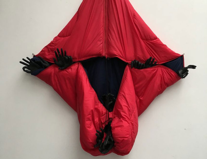 Annette Messager. Sleeping Deep Red, 2018. Cortesía de Marian Goodman Gallery