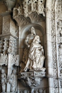 Manuel I custodiado por san Jerónimo en la entrada de la iglesia del Monasterio de los Jerónimos