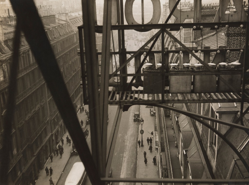 Germaine Krull. Rue Auber à Paris, hacia 1928. The Museum of Modern Art, New York. Thomas Walther Collection. Gift of David H. McAlpin, by exchange. © Estate Germaine Krull, Museum Folkwang, Essen