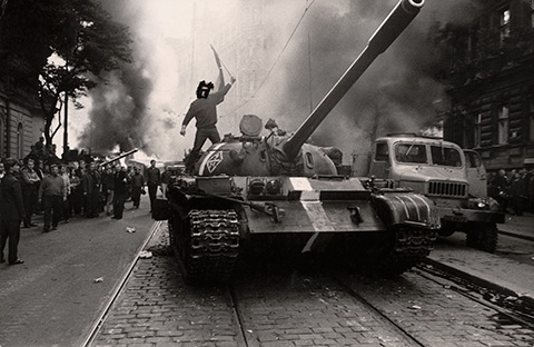 Josef Koudelka. Ciudadano checo sobre un tanque, 1968. © Josef Koudelka / Magnum Photos