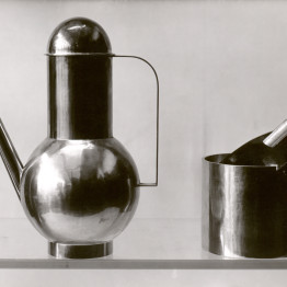 Lucía Moholy. Bauhaus metal workshop, objects designed by Marianne Brandt, 1924. Bauhaus-Archiv, Berlín