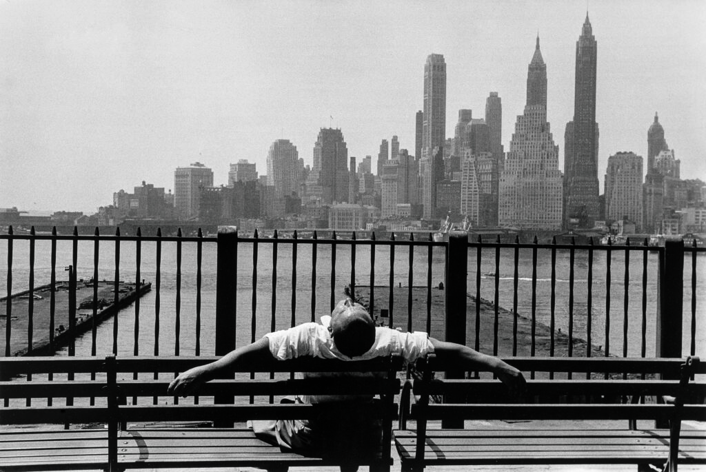 Louis Stettner. Brooklyn Promenade, Brooklyn, New York, 1954. Cortesía Archivo Louis Stettner, París © Louis Stettner Estate 