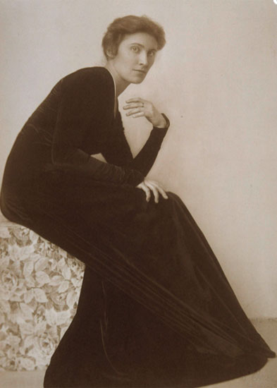 Madame d´Ora. Painter Mileva Roller (née Stoisavljevic) in a reform dress, 1910