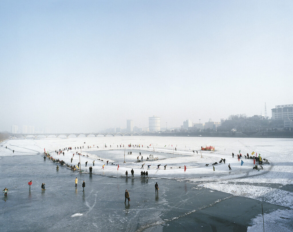 Tomoko Yoneda. Ice Rink—Viewing of a mining town that was part of the South Manchurian Railway Zone during the Japanese Occupation, Fushun, China, 2007. De la serie Escenario