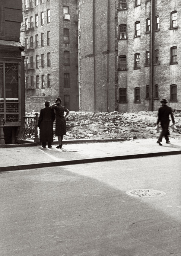 Helen Levitt. New York, ca. 1940. Colecciones Fundación MAPFRE © Film Documents LLC, courtesy Galerie Thomas Zander, Cologne
