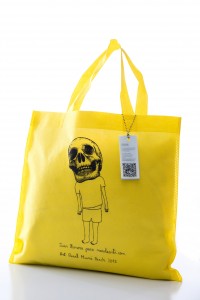 Una de las bolsas diseñadas por Juan Zamora para masdearte. También en amarillo y en negro