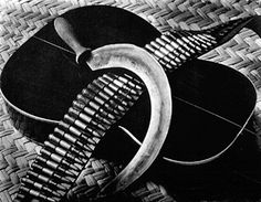 Tina Modotti. Guitare, cartouchière et faucille, 1929
