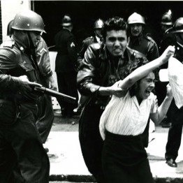 Enrique Bordes Mangel. Maestro rescatando a una compañera de la policía, 1958