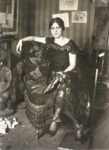 Émile Delétang Retrato de Olga Khokhlova con abanico sentada en un sillón en el taller de Montrouge , 1918. Musée national Picasso-Paris. Donación de Succession Picasso, 1992 © Galerie Leiris © Sucesión Pablo Picasso, VEGAP, Madrid, 2019