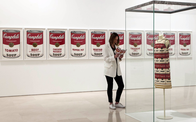 Vista de sala de la exposición "Warhol. El arte mecánico" en el Museo Picasso Málaga