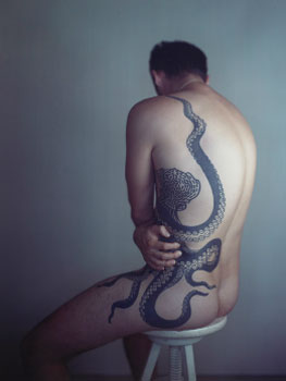 Richard Learoyd. Man with octopus tattoo, II, 2011. McKee Gallery, Nueva York