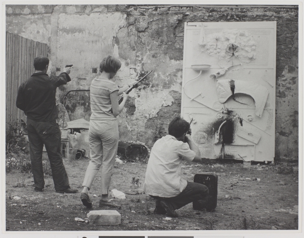 Sesión de tiros de Niki de Saint Phalle, 24 de junio, 1961. Centre Pompidou – Mnam - Bibliothèque Kandinsky - Fonds Shunk-Kender - Gift of the Roy Lichtenstein Foundation in memory of Harry Shunk and János Kender”.