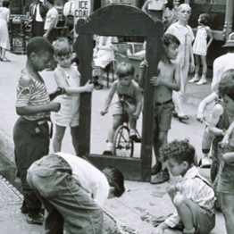 Helen Levitt. Children playing with a picture frame, New York (Niños jugando con un marco, Nueva York), ca. 1940