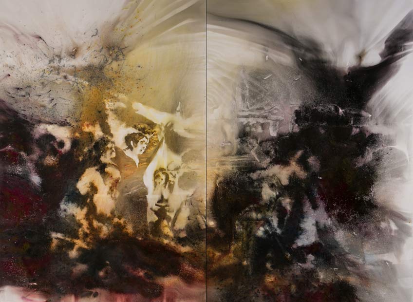 Cai Guo-Qiang, Pintando el 3 de Mayo de Goya, 2017. Pólvora sobre lienzo, 239 x 300 cm.en conjunto. Fotografía de Yvonne Zhao, cortesía de Cai Studio