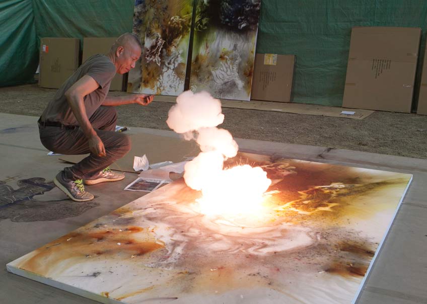 Cai Guo-Qiang durante la creación con pólvora de una pintura 2016. Foto de ST Luk, cortesía de Cai Studio 
