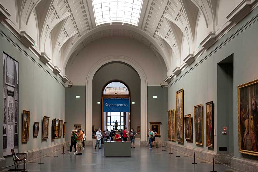 Visitantes en la exposición “Reencuentro”. Foto © Museo Nacional del Prado