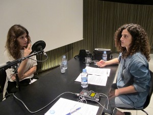 Momento de la entrevista de Radio web MACBA a Alicia Kopf. Foto: Gemma Planell / MACBA, 2014