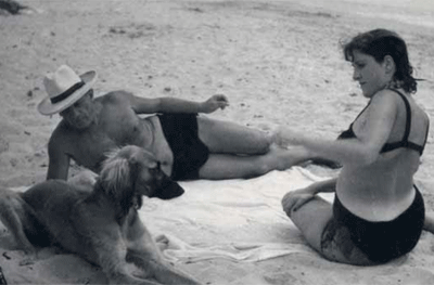 Man Ray. Pablo Picasso y Dora Maar en la playa, 1935
