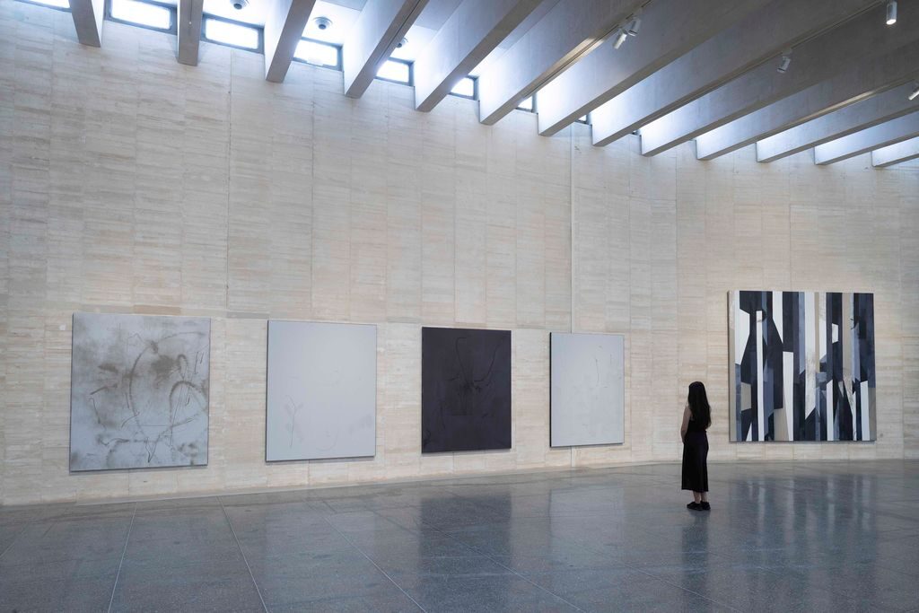 Secundino Hernández, Estación total. Vista de la exposición en MUSAC. © Secundino Hernández. VEGAP, León, 2025