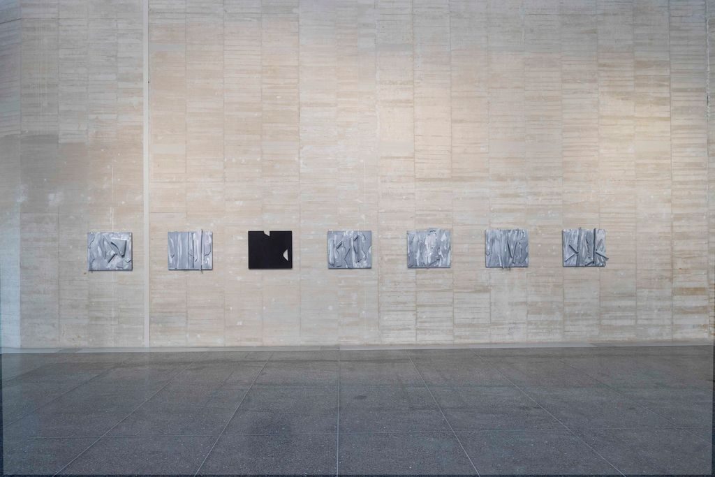 Secundino Hernández. Estación total. Vista de la exposición en MUSAC. © Secundino Hernández. VEGAP, León, 2025